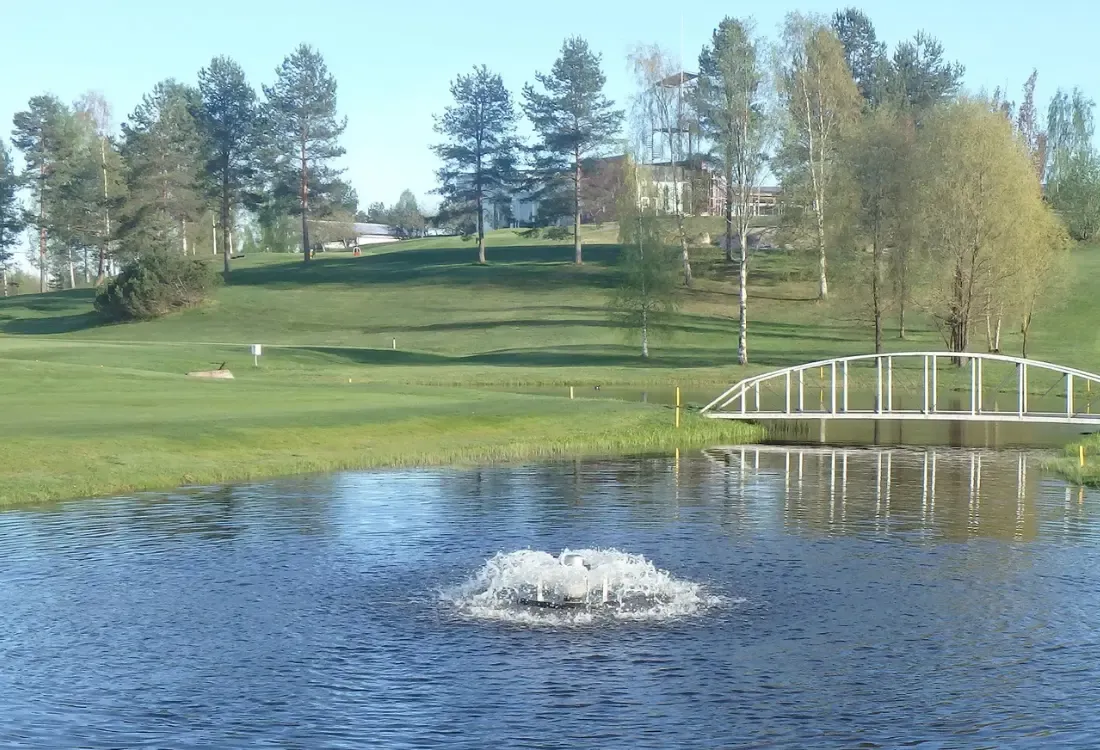 Golfkentät ja niiden lammet pysyvät puhtaana veden ilmastuksen avulla.
